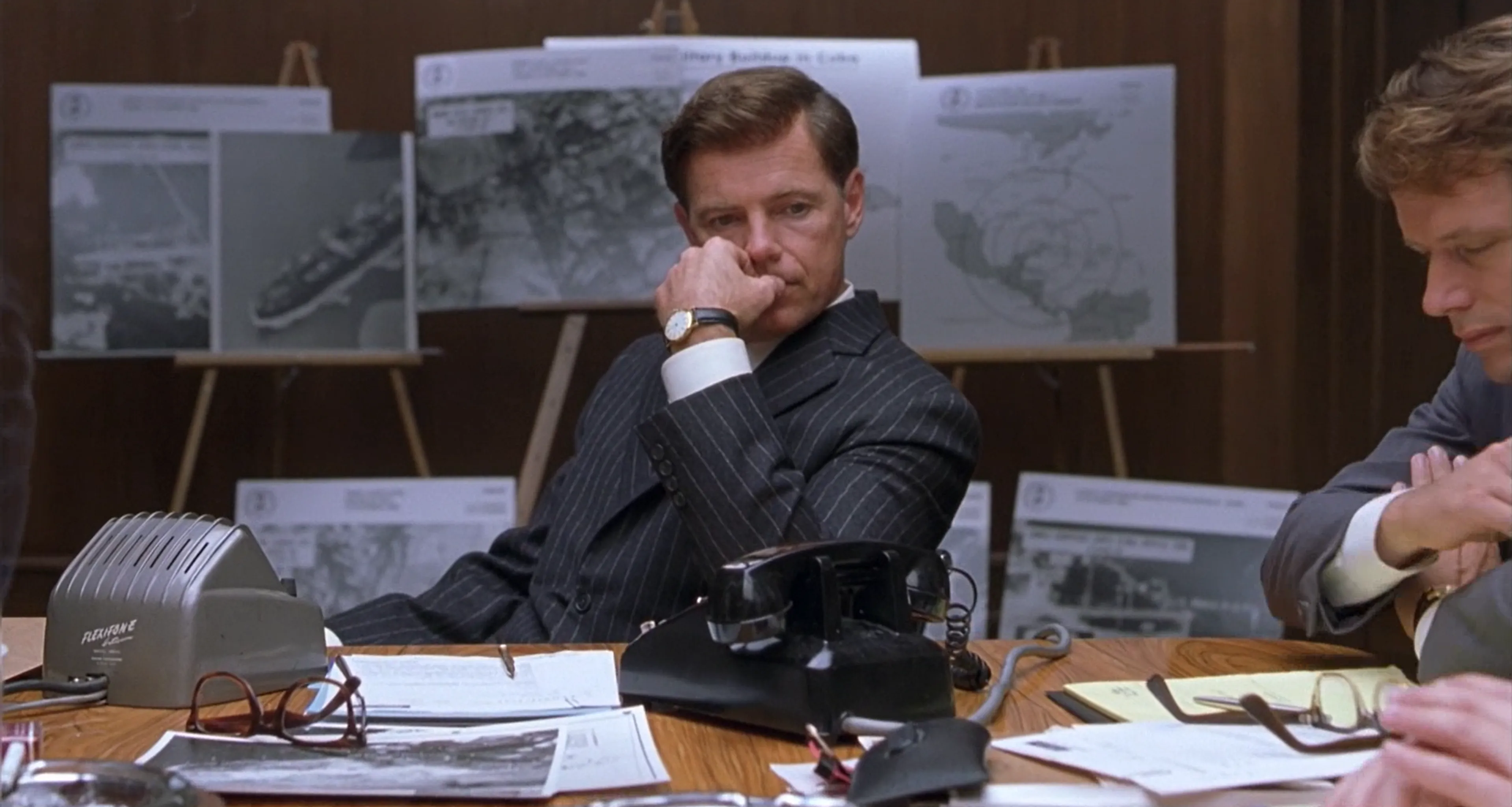 Le président Kennedy cherche comment éviter la guerre. Image du film.