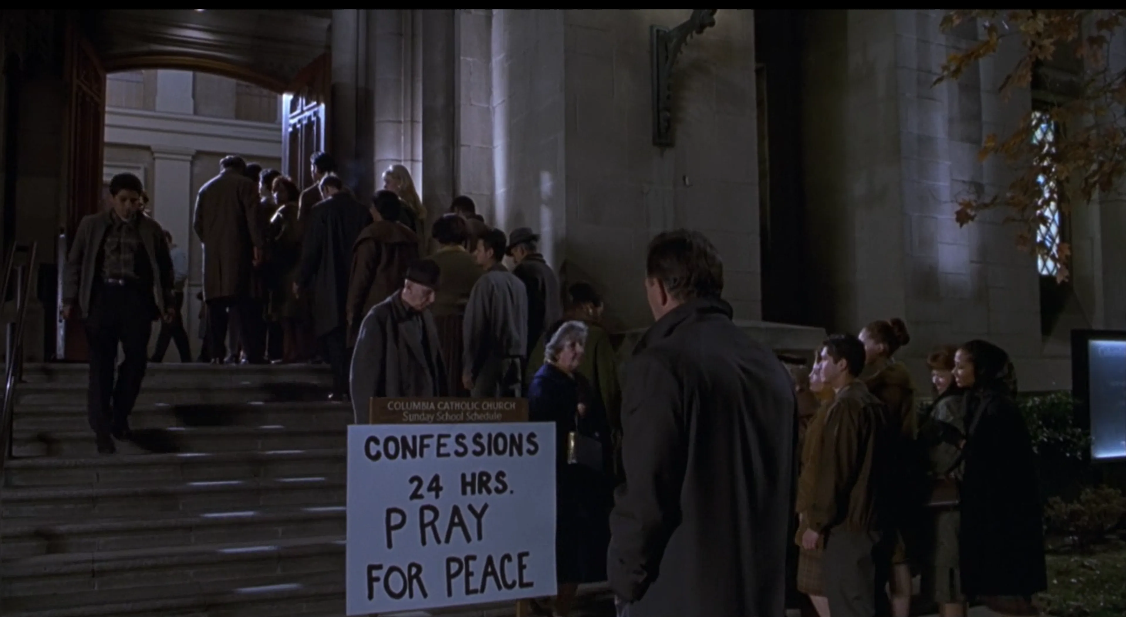 “Confessions around the clock.” On the threshold of a Washington church. No one wanted to die, but everyone understood that millions would perish in the coming war. Stills from the film.