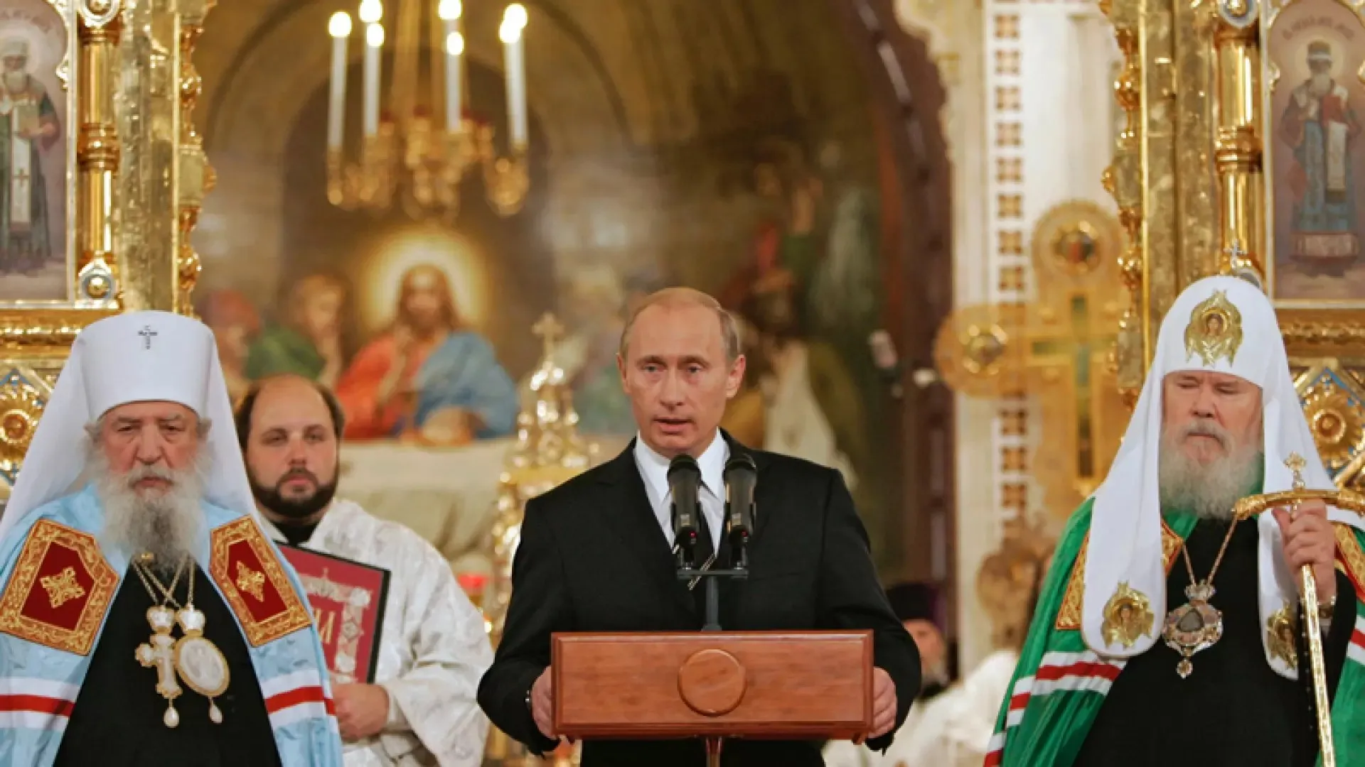 Vladimir Putin between Metropolitan Laurus and Patriarch Alexy II in the Cathedral of Christ the Saviour at the signing of the Act of Canonical Communion, May 17, 2007.