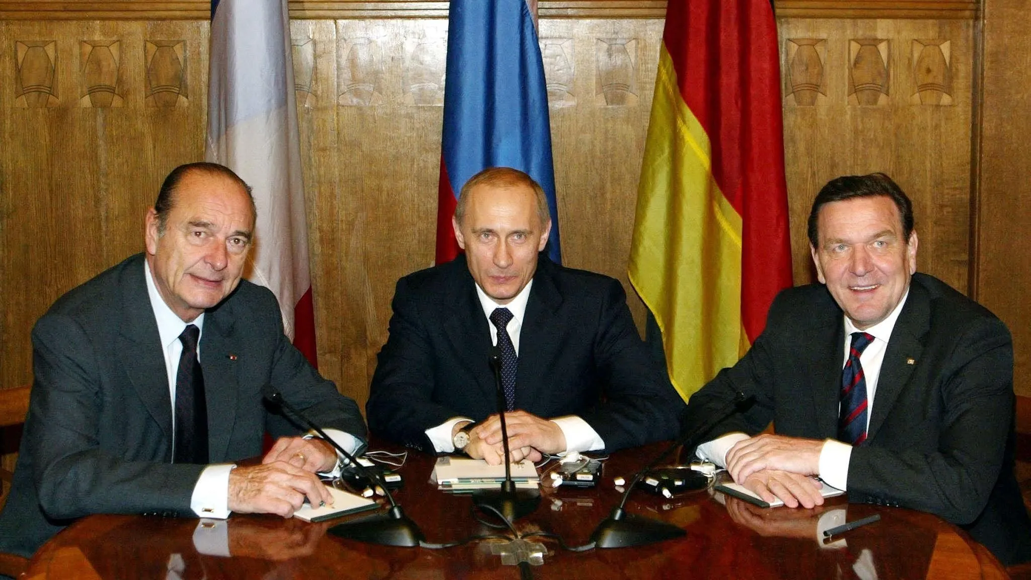 Jacques Chirac, Wladimir Putin und Gerhard Schröder. Sankt Petersburg, 2003