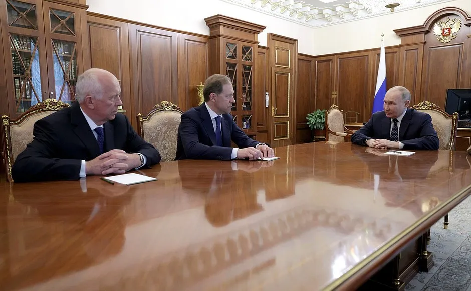 Sergej Tschemesow, Denis Manturow und Wladimir Putin